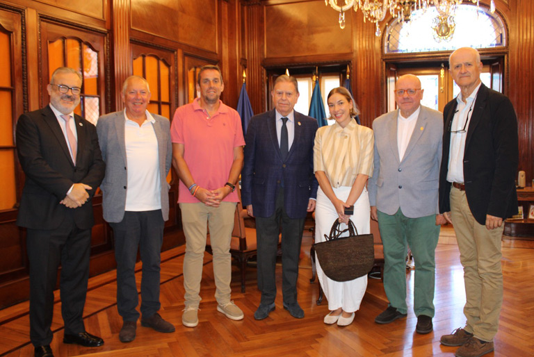 Recepción de la Premiada y el Patronato en el Ayuntamiento de Oviedo