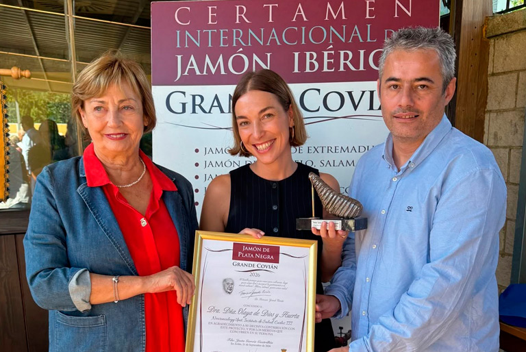 Foto de la premiada, Olaya de Dios, con la Alcaldesa de Avilés