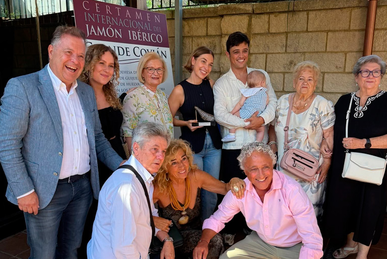Familia de la Dra. Olaya en el acto de entrega del premio